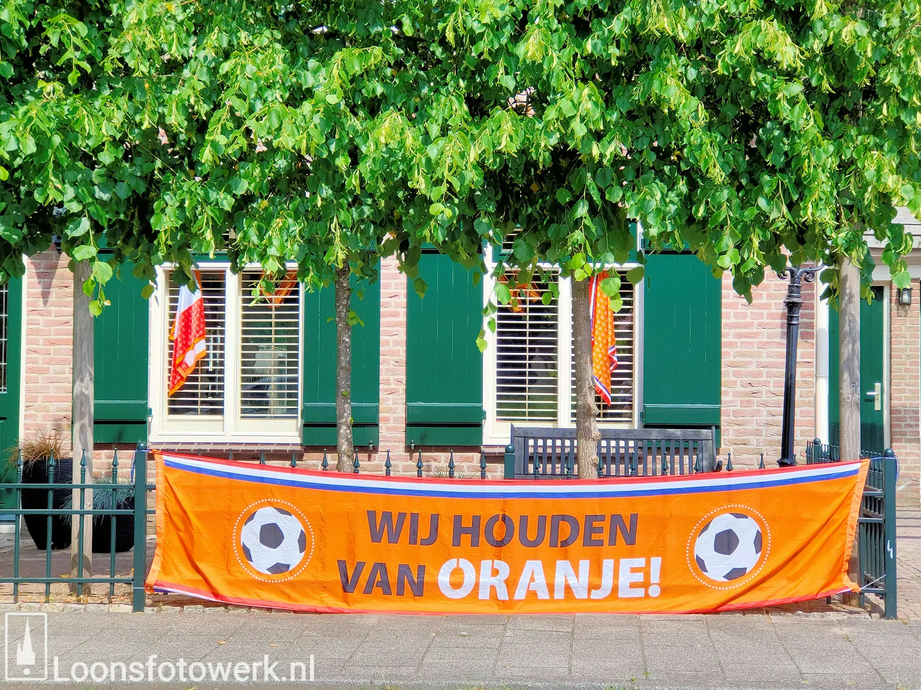 Loon kleurt oranje